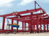 謹(jǐn)慎操作大型龍門(mén)起重機(jī)，保證施工的安全