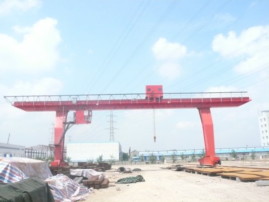 靖起吊鉤門(mén)式起重機(jī)簡(jiǎn)介