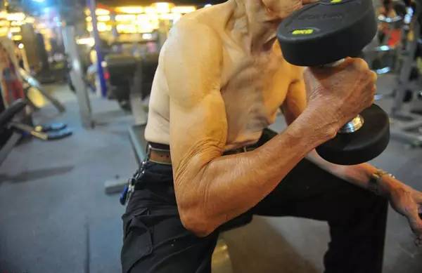 94歲健身爺爺爆紅！他還在運(yùn)動(dòng)，你有什么理由偷懶
