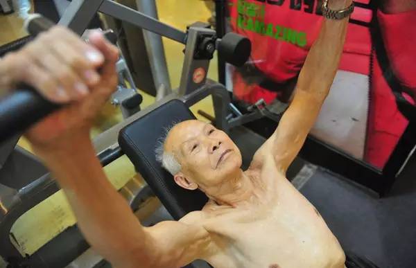 94歲健身爺爺爆紅！他還在運(yùn)動(dòng)，你有什么理由偷懶