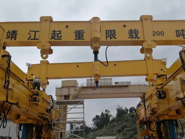 靖起200噸折疊式液壓龍門(mén)吊在客戶(hù)現(xiàn)場(chǎng)的應(yīng)用