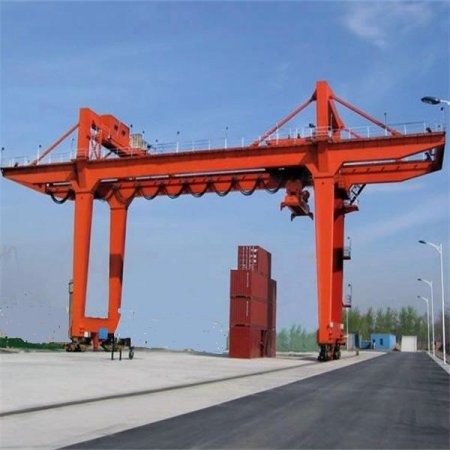集裝箱龍門吊可配置多種吊具，以適應(yīng)生產(chǎn)需求！