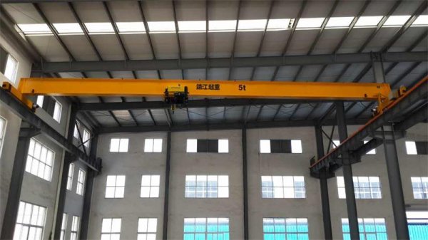 哪些類型的起重機(jī)適合于小空間的吊運(yùn)使用？