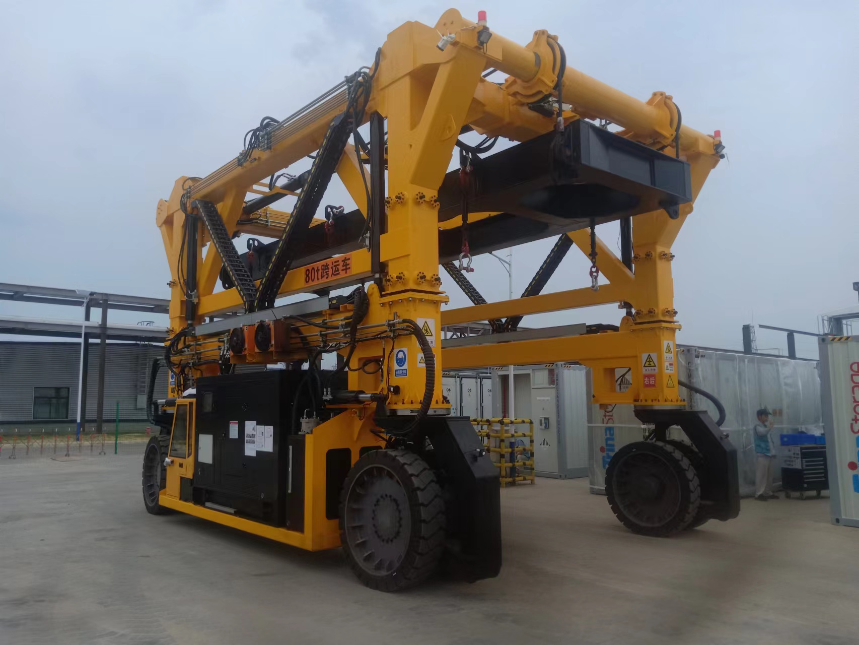 具有搬運(yùn)、堆垛和裝卸功能的跨運(yùn)車優(yōu)勢(shì)多 