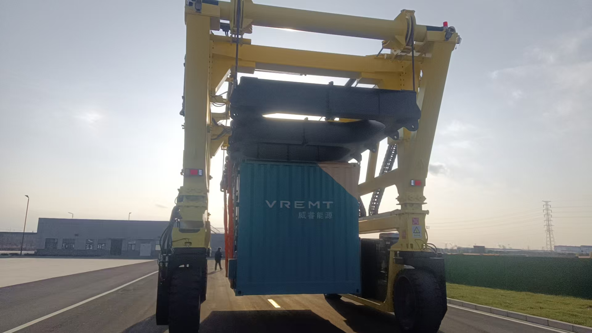 跨運(yùn)車的結(jié)構(gòu)、工作流程及應(yīng)用優(yōu)勢(shì)