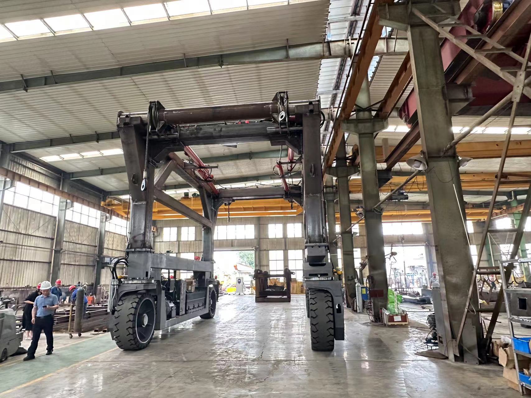 跨運(yùn)車在多個(gè)行業(yè)有著廣泛的應(yīng)用場(chǎng)景