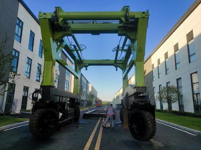 集裝箱跨運車適用于多領(lǐng)域的搬運！