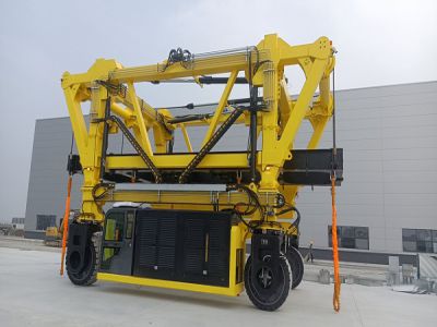 跨運(yùn)車成為多行業(yè)作業(yè)的核心支撐設(shè)備。